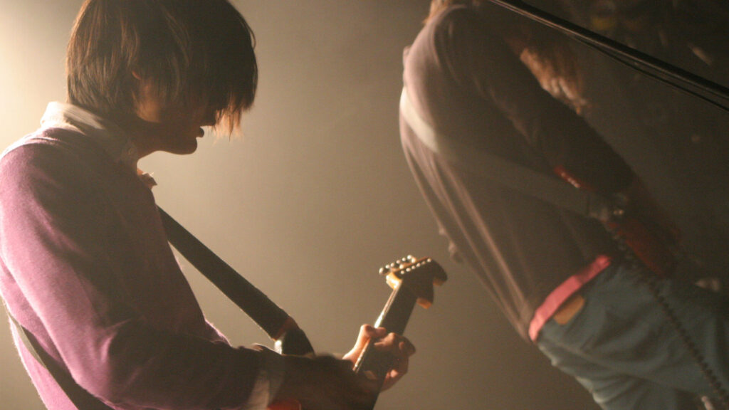 ライブでギターを弾くcamaro桑田健吾
