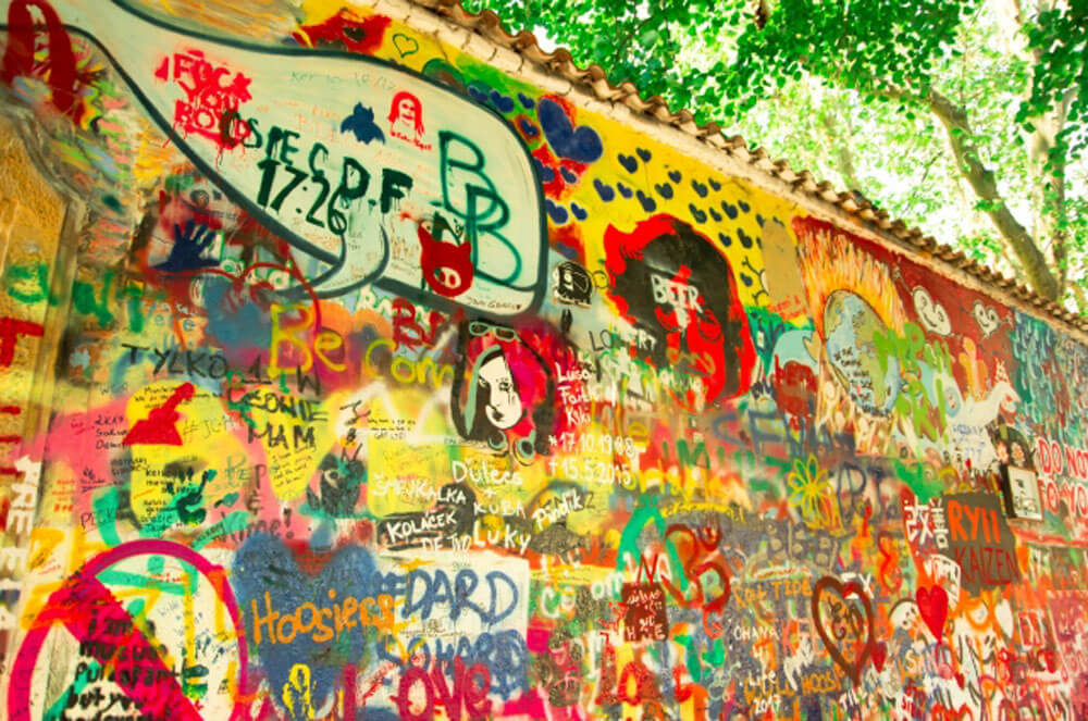 チェコのプラハにある壁 レノン・ウォール (Lennon Wall)